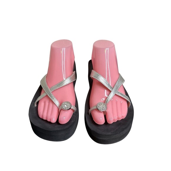 Yellow Box Womens Rhinestone Bling Flip Flops Sandals Silver Leather 10 - Picture 2 of 5